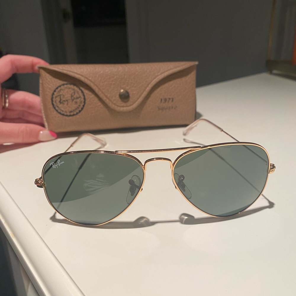 RAY-BAN Gold Medium Size Aviators